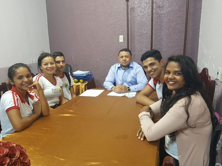 TARAUACÁ: PRESIDENTE DA CÂMARA RECEBE ESTUDANTES DA ECOLA DJALMA DA CUNHA BATISTA
