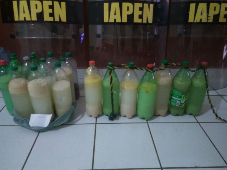 TARAUACÁ: EM REVISTA NO PRESÍDIO, AGENTES PENITENCIÁRIOS E POLICIAIS MILITARES APREENDEM 36 LITROS DE CACHAÇA ARTESANAL (MARIA LOUCA)