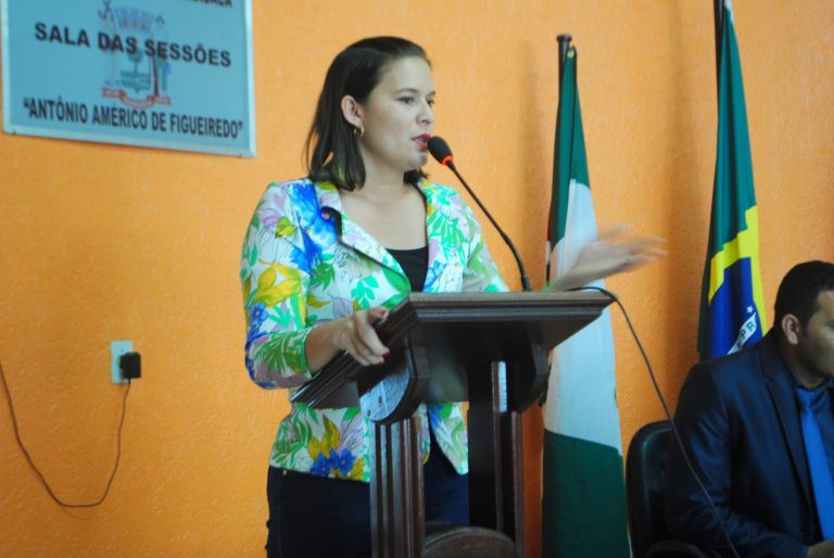 VEREADORA JANAINA FURTADO QUER INFORMAÇÃO SOBRE CONSTRUÇÃO E REFORMA DE ESCOLAS E DA PRAÇA DA JUVENTUDE