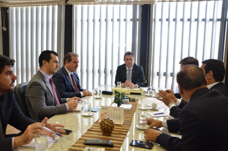 Tião anuncia liberação de R$ 8 milhões para melhoria em ramais no Acre