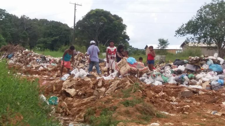 FEIJÓ: INDÍGENAS CATAM LIXO NO LIXÃO DO MUNICÍPIO