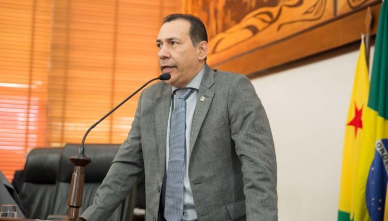 FEIJÓ: Deputado diz que aparelho de radiografia aguarda instalação há três anos no município.