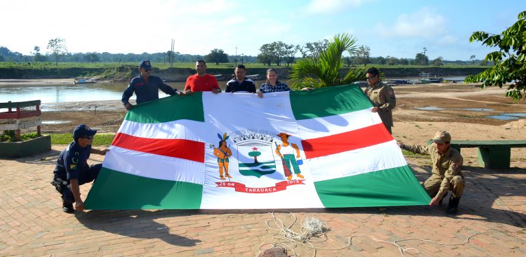 TARAUACÁ: CÂMARA DOA BANDEIRA DO MUNICÍPIO PARA PRAÇA ‘BEIRA RIO’.