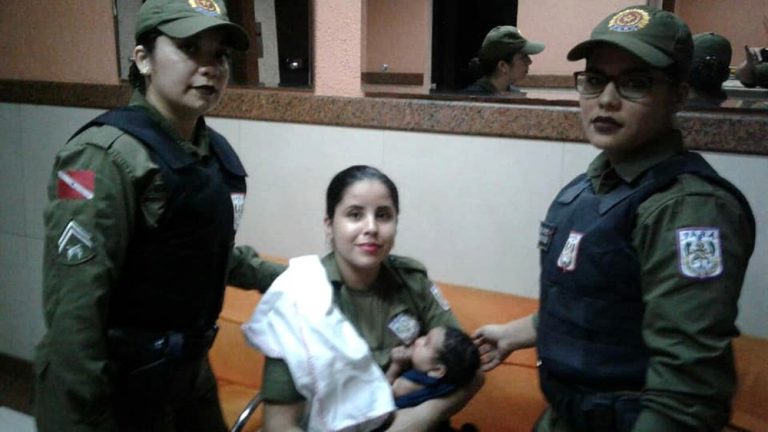 Policial Militar amamenta bebê que chorava de fome durante abordagem policial