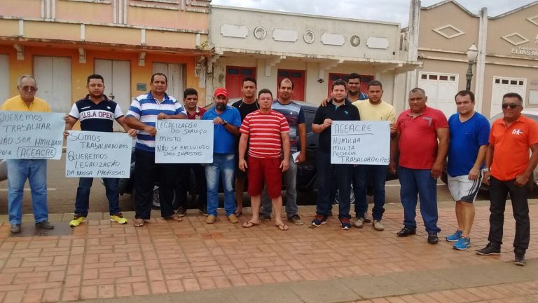 RIO BRANCO: Fretistas fecham rua e fazem protesto por regularização da categoria