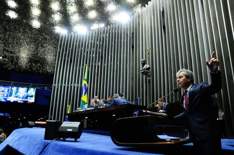 Jorge Viana critica reforma trabalhista