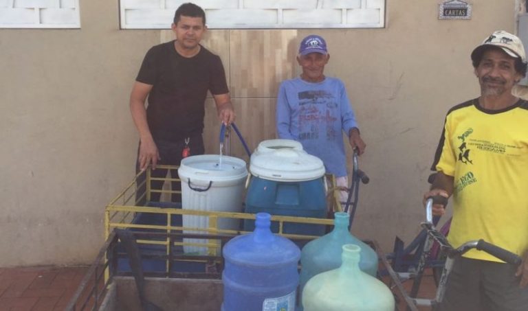 TARAUACÁ: Comerciante dá exemplo de solidariedade e distribui água potável no município