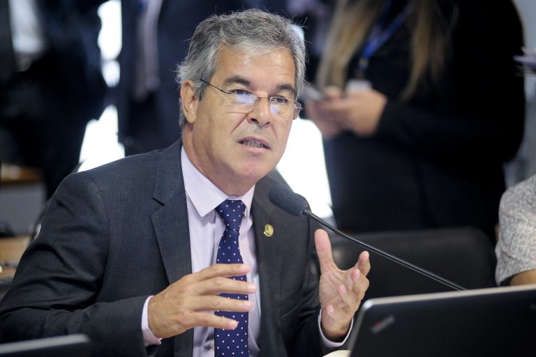 Jorge Viana relata projeto que amplia licença-maternidade e permite compartilhamento com o pai