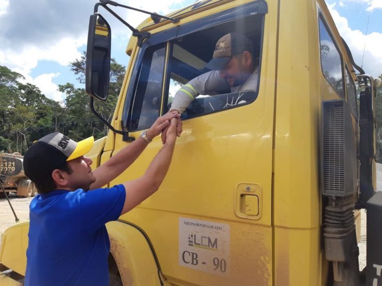 Senador Gladson Cameli visita obras de restauração da BR-364 entre Tarauacá e Cruzeiro do Sul
