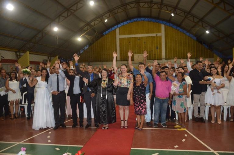 TARAUACÁ: CASAMENTO COLETIVO UNE 200 CASAIS