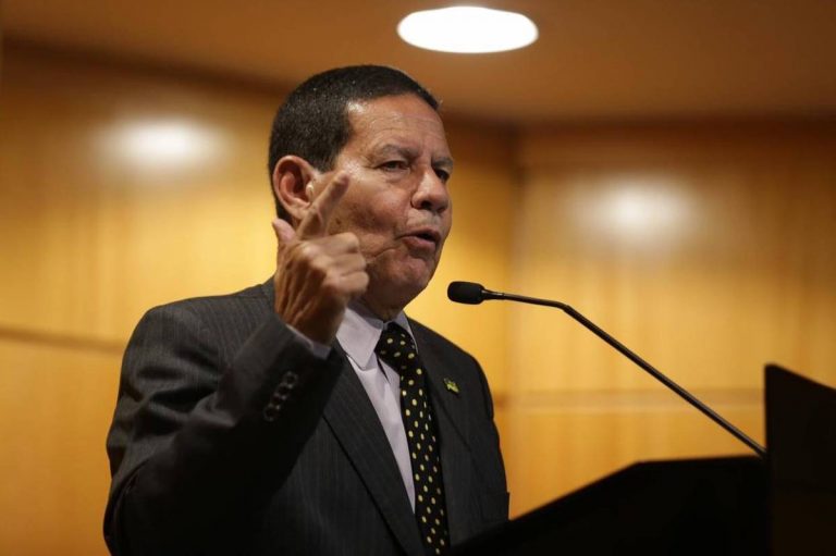 Vice de Bolsonaro reclama de “custo” do 13º salário: “Todos saímos prejudicados”