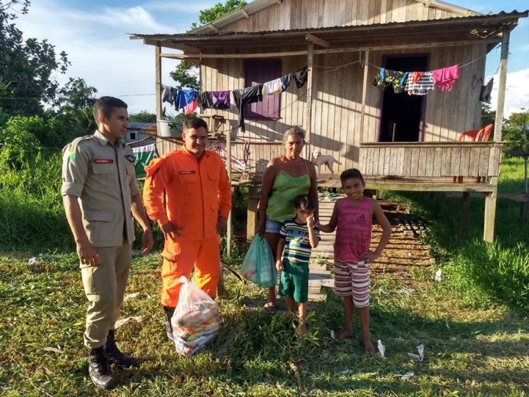 TARAUACÁ: MILITARES DO CORPO DE BOMBEIROS DOAM ALIMENTOS À FAMÍLIA CARENTE DO MUNICÍPIO