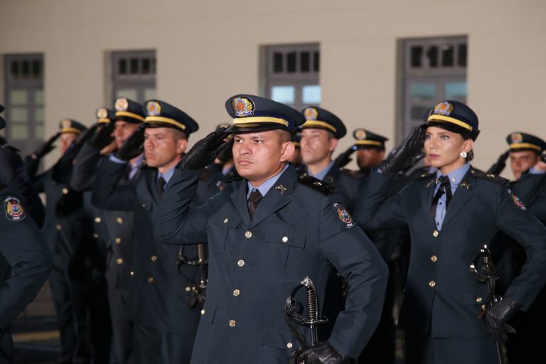 Governo forma 47 policiais militares como oficiais combatentes