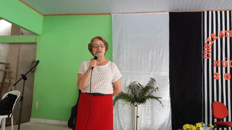 TARAUACÁ: EM ENCONTRO DE CONFRATERNIZAÇÃO SERVIDORES SE DESPEDEM DA PROFESSORA FRANCISCA ARAGÃO