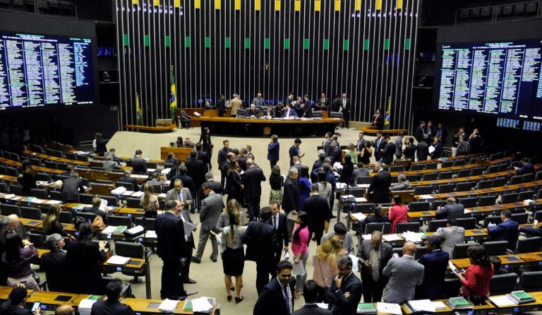 Câmara aprova permissão para municípios estourarem limite de gastos com pessoal