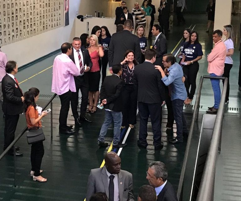 Câmara tem clima de campanha na véspera da eleição para presidente; sete nomes estão na disputa