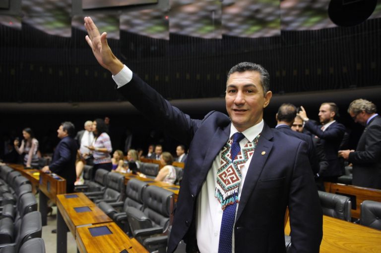 Jesus Sérgio homenageia povos indígenas na posse na Câmara Federal