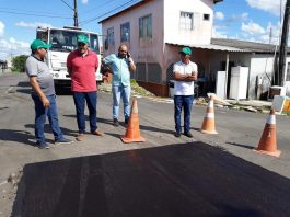Prefeito Ilderlei Cordeiro observando o trabalho de recapeamento de ruas