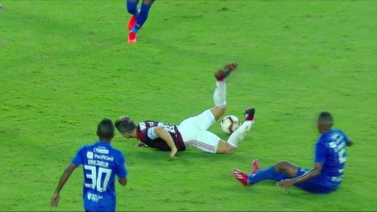 Em derrota do Flamengo, Diego sofre fratura no tornozelo e será operado na volta ao Rio de Janeiro