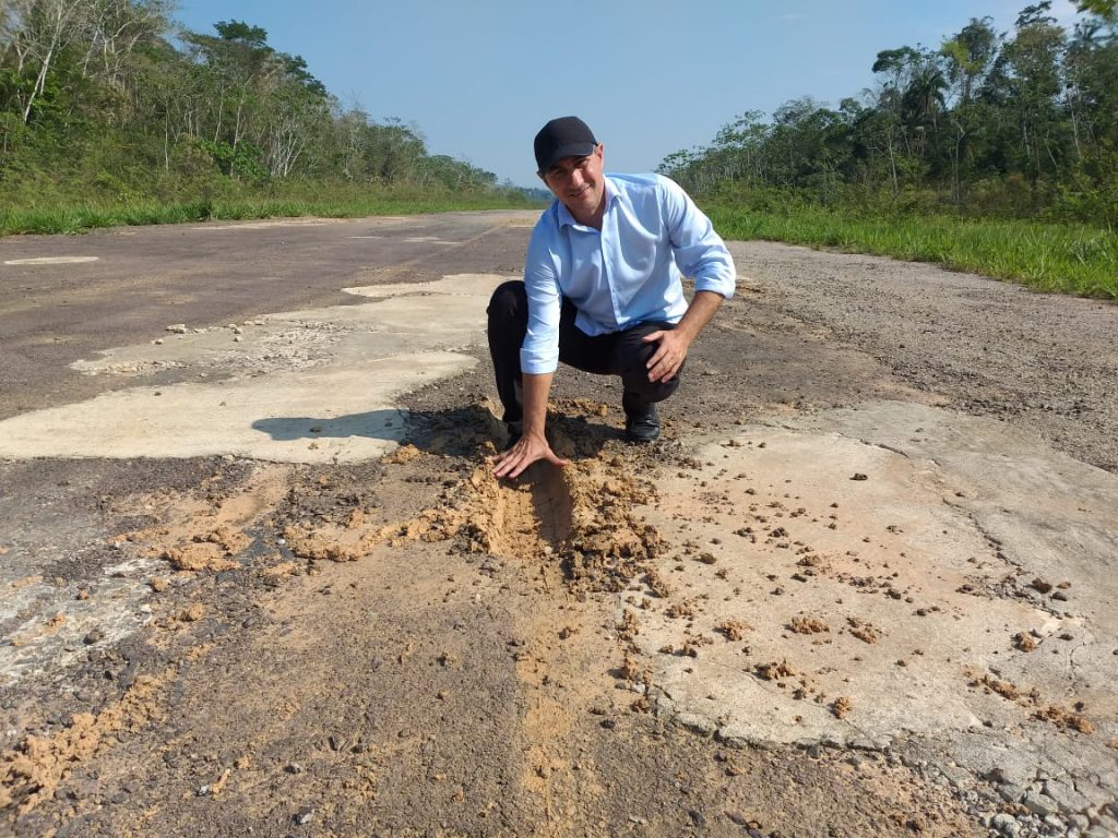 Jesus Sérgio visita os municípios do Vale do Juruá; deputado também visitou a Vila Restauração