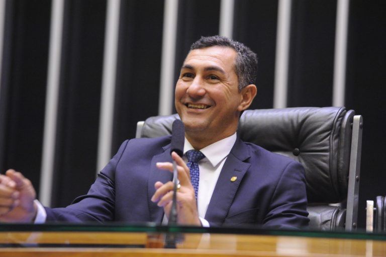 Proposta de Jesus Sérgio susta trecho de portaria que delega competências no MEC