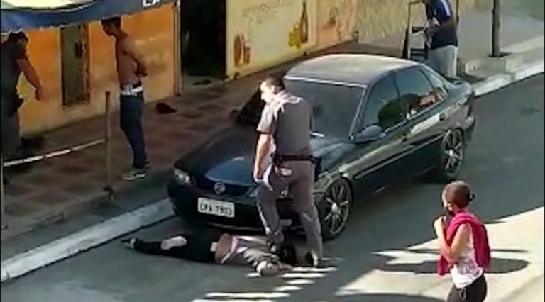 PMs são afastados após policial pisar em pescoço de mulher negra