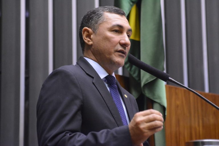 Jesus Sérgio apresenta proposta que garante acesso de mulheres à mamografia a partir dos 40 anos