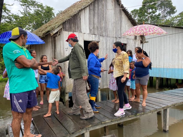 Edvaldo Magalhães e Perpétua Almeida distribuem alimentos aos moradores do rio Paraná dos Mouras