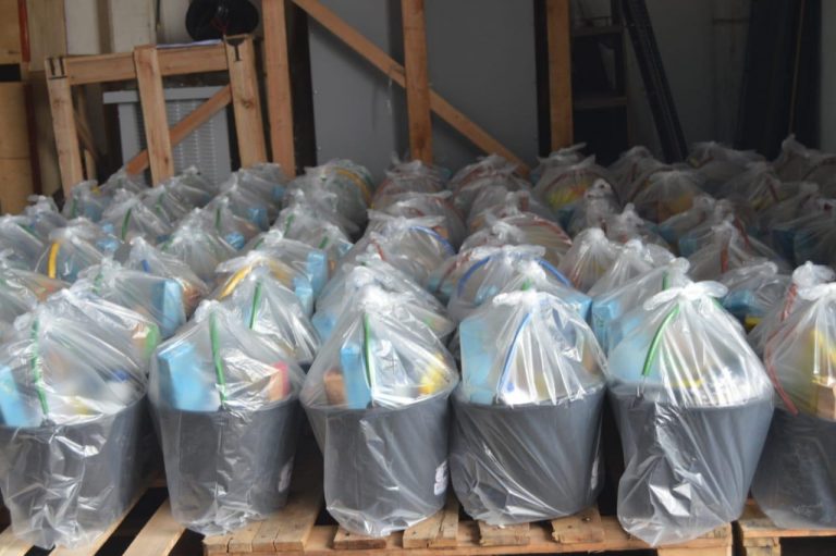 Gabinete Solidário entrega kits de limpeza para famílias atingidas pela alagação