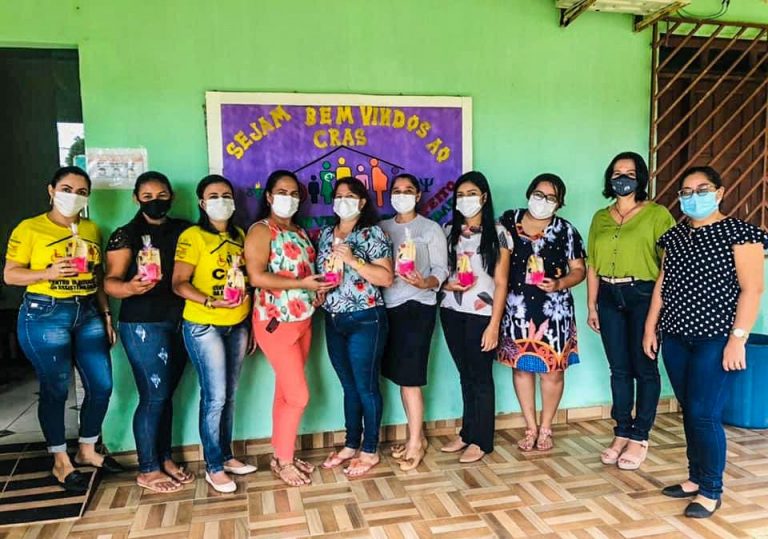 Primeira-dama de Plácido de Castro homenageia mulheres com distribuição de lembrancinhas