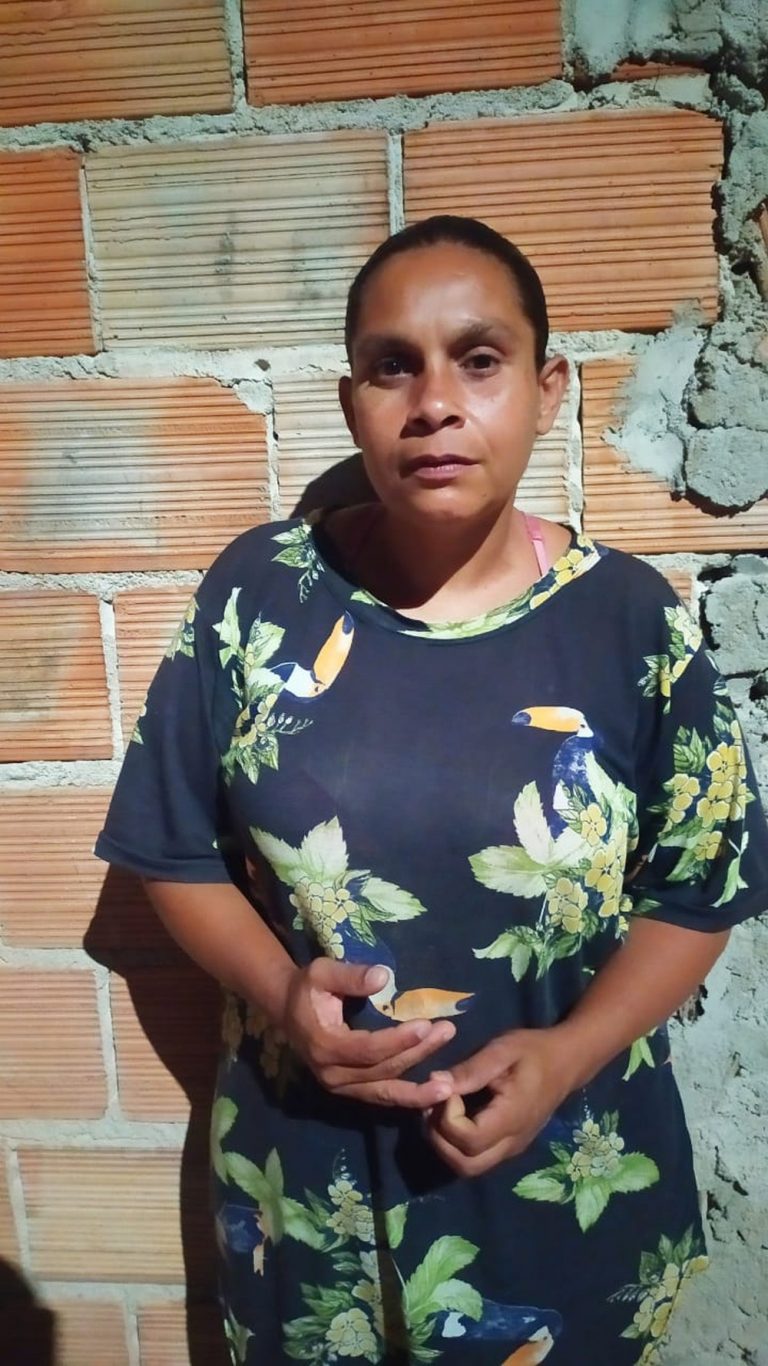 Mãe que dividia casa sem banheiro com oito filhos ganha reforma durante a pandemia em BH