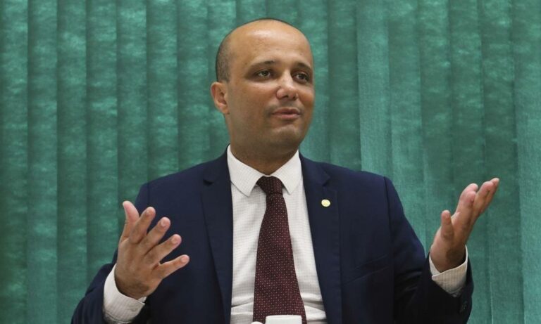 Líder do PSL tenta pautar projeto que dá a Bolsonaro poder de decretar Mobilização Nacional na pandemia