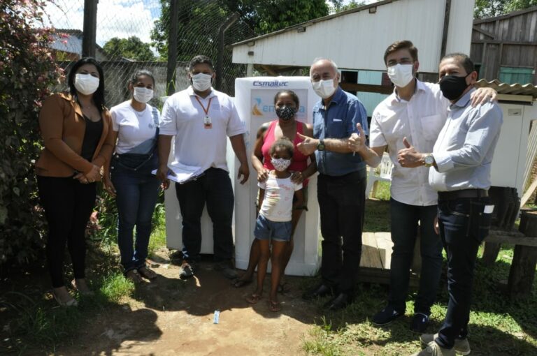 Prefeitura de Rio Branco e Energisa entregam refrigeradores para famílias atingidas pela alagação