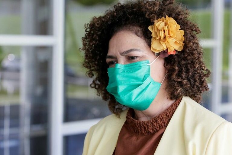 PL de autoria da deputada Perpétua Almeida que  afasta as grávidas do trabalho presencial  é sancionado