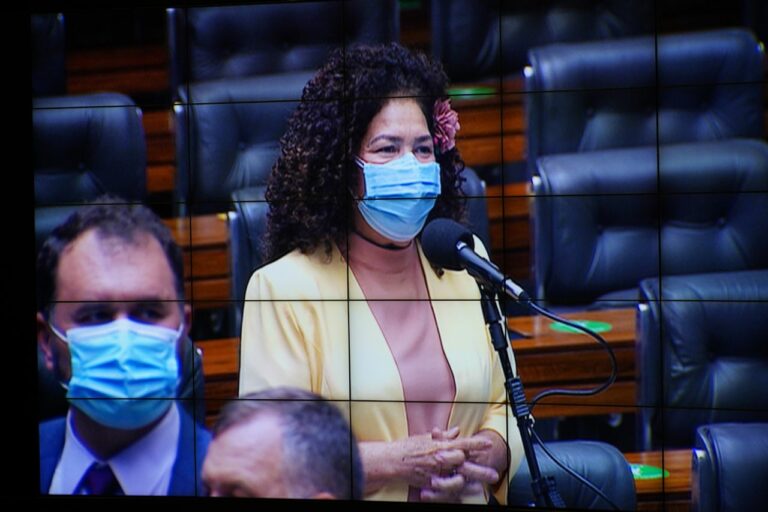 Perpétua Almeida defende vacinação para profissionais de Educação