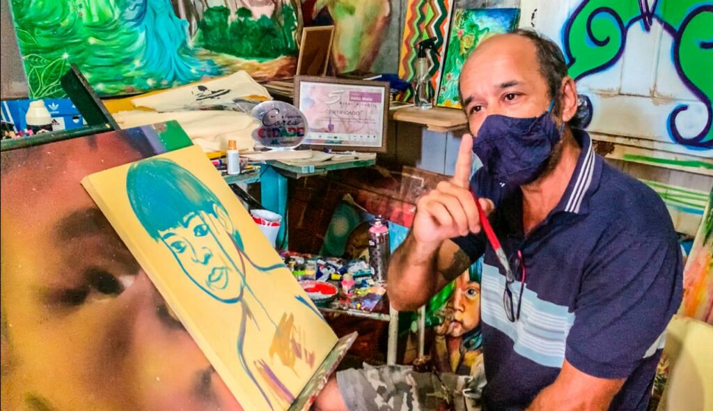 Conheça a história do artista visual Mardilson Torres, criador da bandeira de Bujari; veja as obras de arte