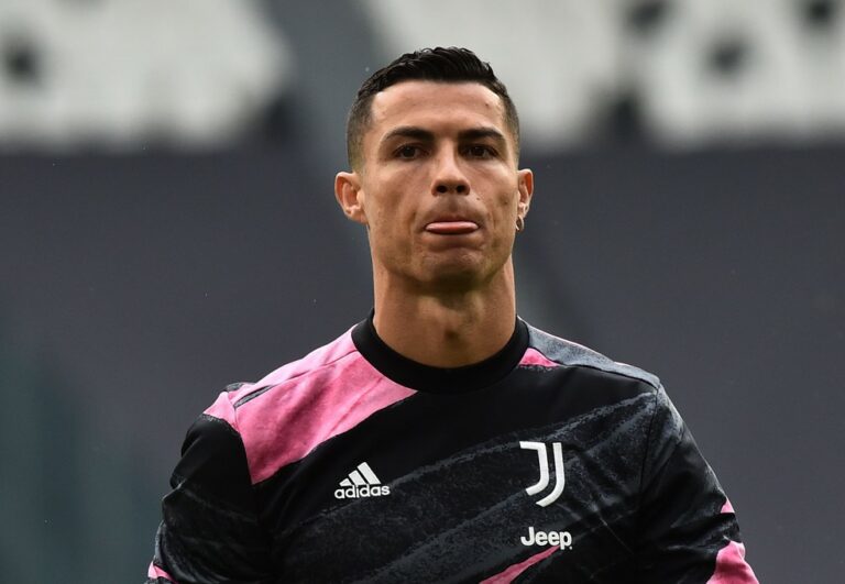 Adeus, Juventus? Cristiano Ronaldo transporta carros de luxo e alimenta especulações