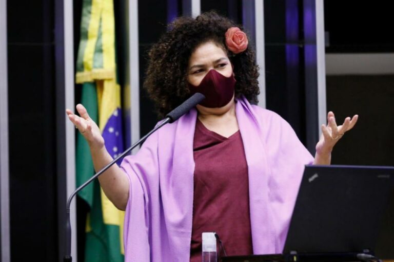 Perpétua propõe derrubada de portaria que autoriza aumento do teto salarial do Presidente e ministros