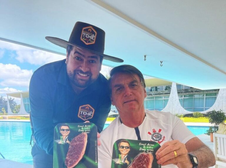 Bolsonaro cortou auxílio de R$600 dos pobres, mas degusta churrasco de picanha por quase dois mil reais