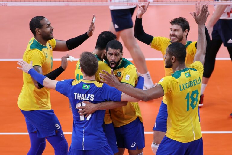 Brasil vira sobre EUA e garante vaga nas quartas no vôlei masculino