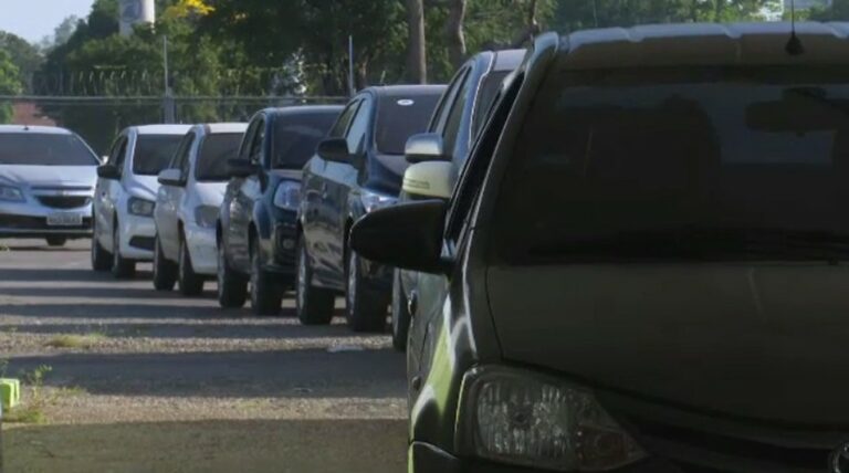 Após retomada da aplicação da 1ª dose de vacina contra a Covid-19, ponto de imunização tem fila em Rio Branco