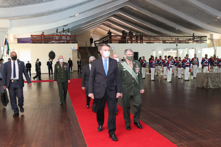 Bolsonaro participa de solenidade de promoção de oficiais-generais