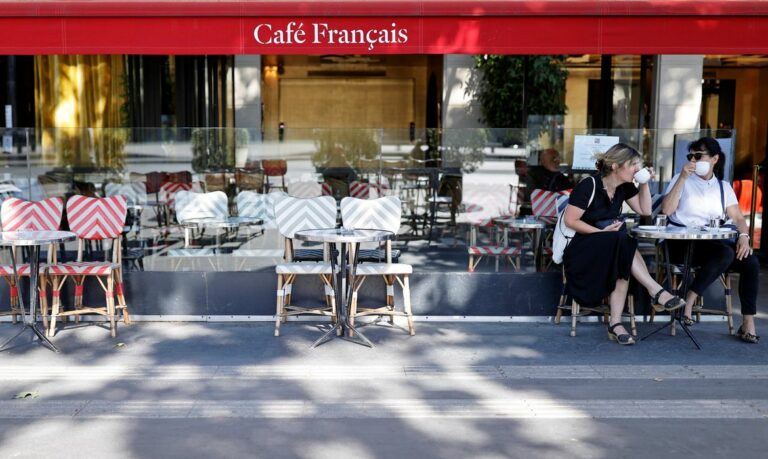 Covid-19: França ignora apelo da OMS e prepara terceira dose da vacina