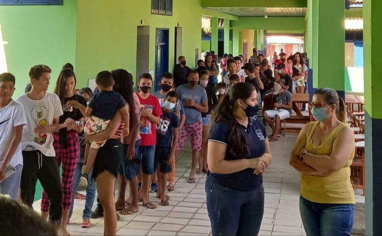 Cruzeiro do Sul vacina 1.605 pessoas entre 12 a 17 anos na zona rural
