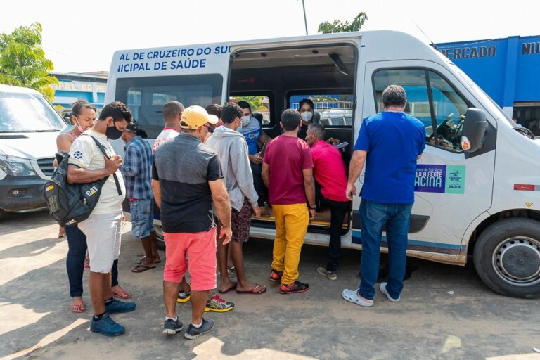 Prefeitura de Cruzeiro do Sul realiza vacinação ambulante