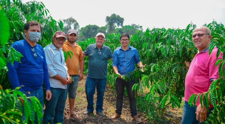 “Vamos fortalecer o setor produtivo no Acre”, diz Jenilson em visita a produtores de café em Mâncio Lima