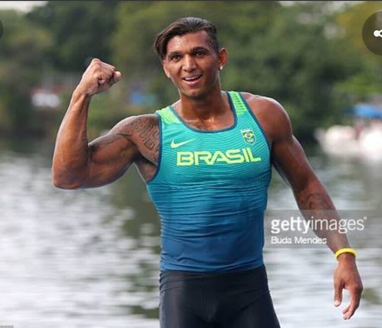 Isaquias Queiroz conquista ouro na canoagem