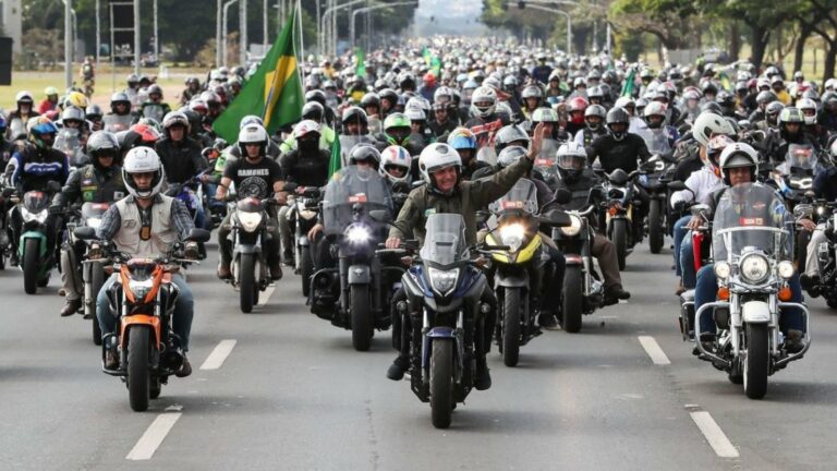 Bolsonaro participa de motociata em rodovia de São Paulo