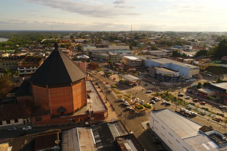 Prefeitura e Fieac discutem crescimento industrial de Cruzeiro do Sul