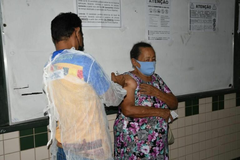 Vacinação de reforço em 3ª dose contra a covid continua nesta terça-feira.